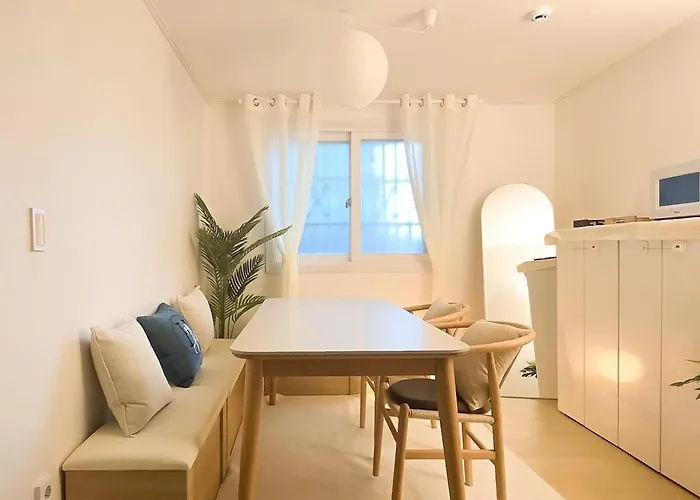 White Warm House アパート *