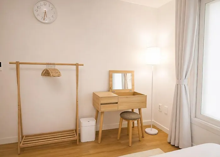アパート White Warm House